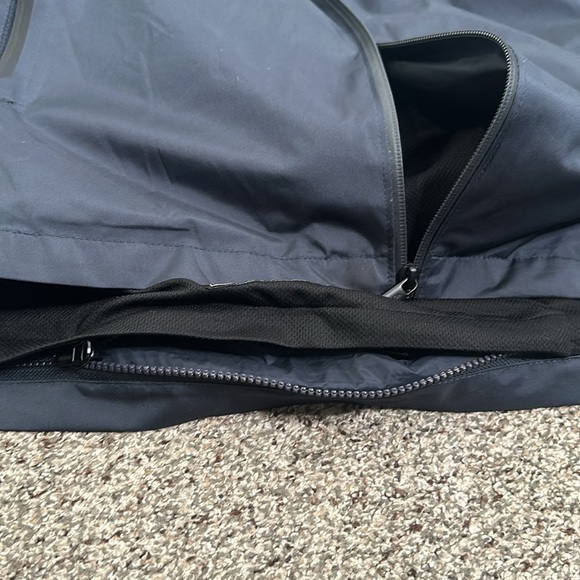 TUMI navy blue packable rain jacket size XlArge - Picture 12 of 15